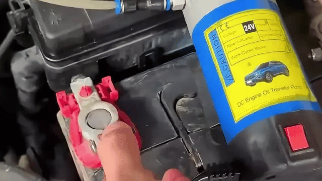 advertorial-mechanism-12V-portable-electric-oil-pump-v09.webp